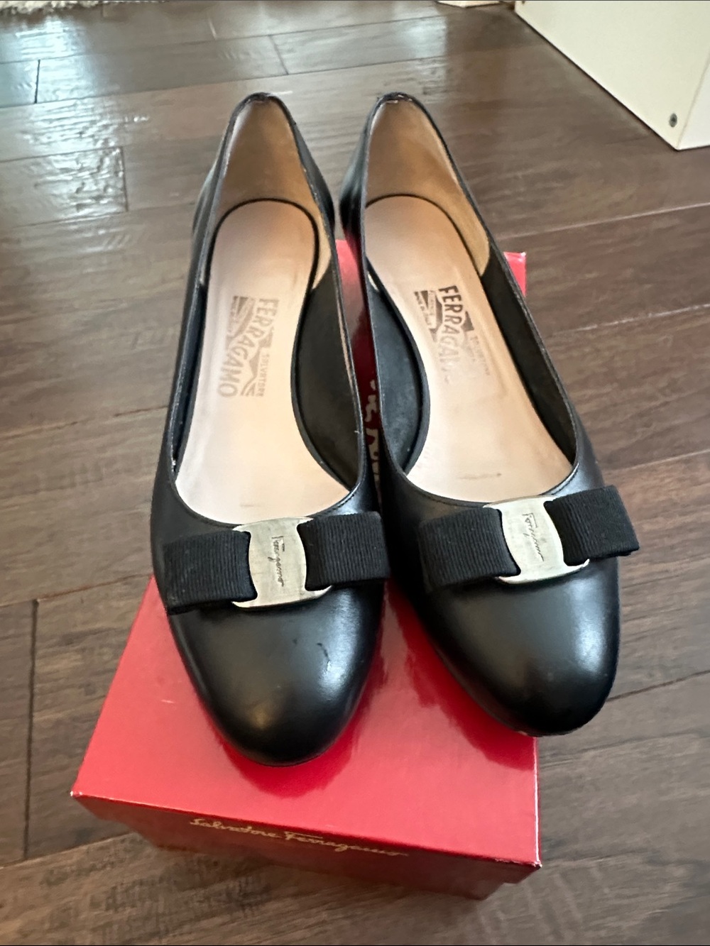 Salvatore Ferragamo classic black pumps 10 M